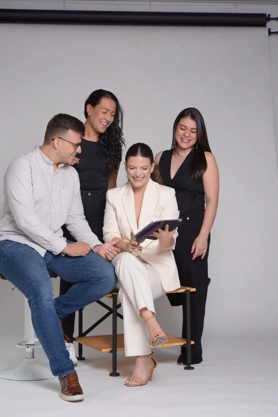 Laura acompañando a un equipo en una sesión de imagen
