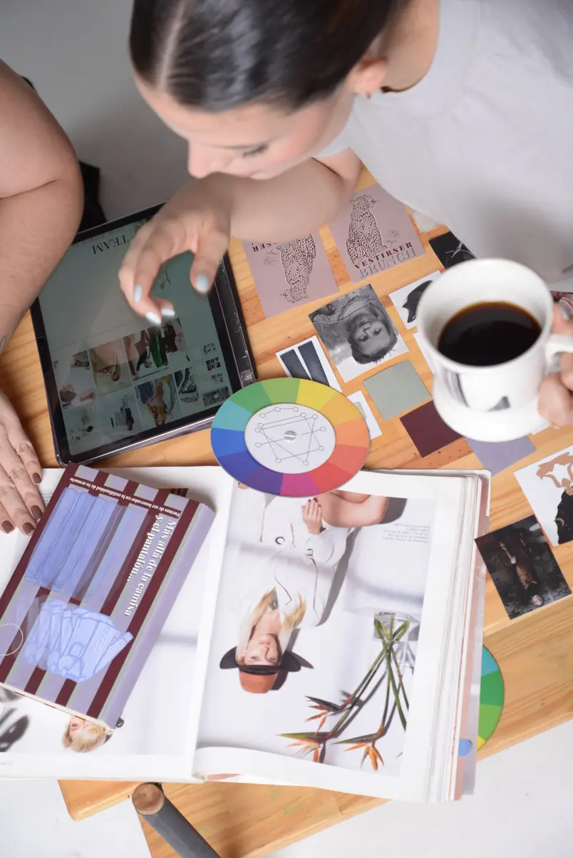 Mesa de trabajo con muestras de color y referencias de estilo